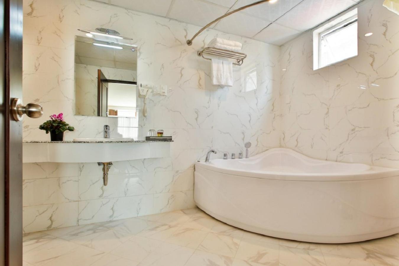 Aluna Ben Thanh Hotel Ho Chi Minh City Exterior photo